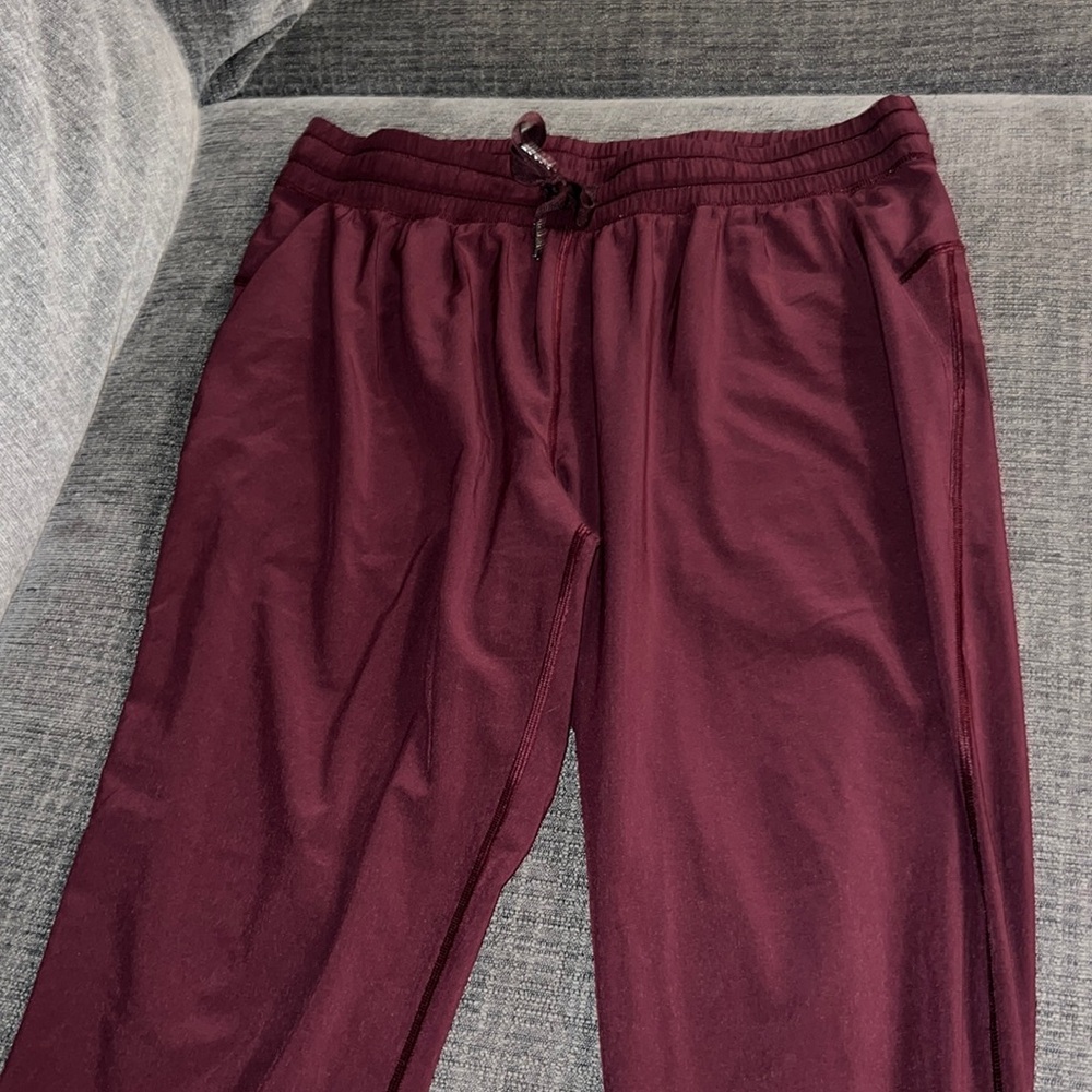 Lululemon On the Fly Jogger - size 6 in Dark Adobe